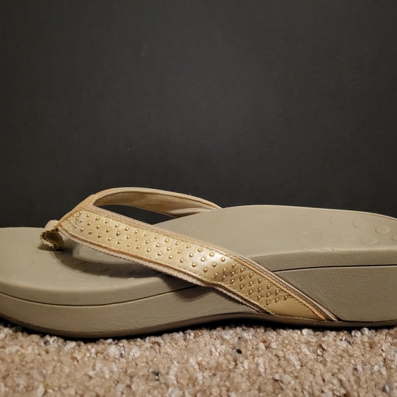 Vionic Kehoe Wedge Sandals Women's 11 Tan Gold Leather Studded Thong Flip Flop - Picture 3 of 5